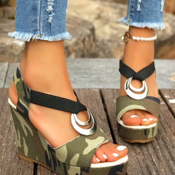 Chic Camo Wedge Sandals (NWOT) - Picture 1 of 8